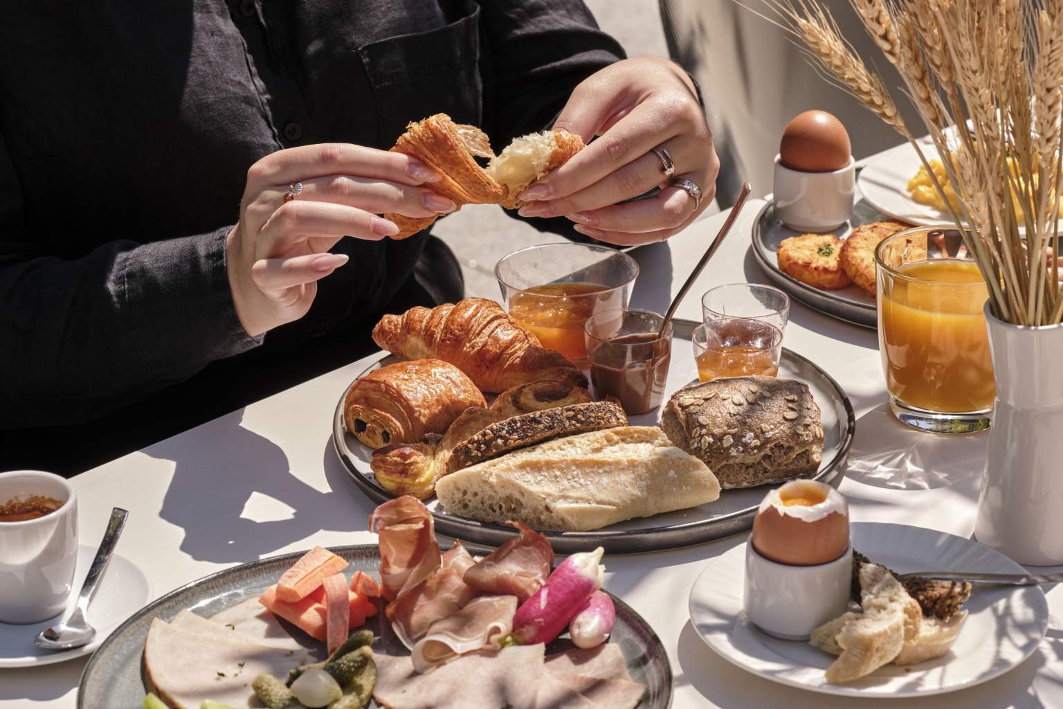 Petit déjeuner complet, local, gourmand et buffet varié, ambiance conviviale, hôtel Athena Spa Strasbourg en Alsace