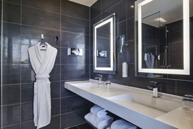 double vasque et peignoir dans une salle de bain