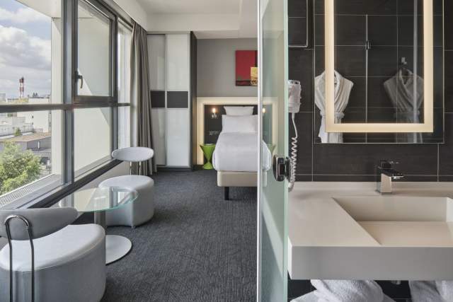 Room with open bathroom at Hôtel Athena Spa in Strasbourg