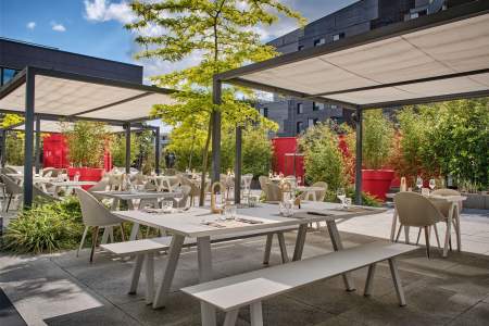 Terrasse extérieure du restaurant de l'Hôtel Athena Spa à Strasbourg