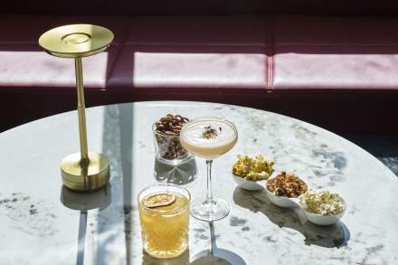 Cocktail et apéritifs servis au bar lounge de l'Hôtel Athena Spa à Strasbourg