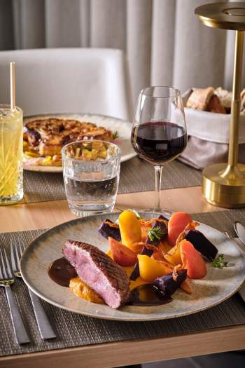 Plat de viande rouge et légumes du restaurant de l'Hôtel Athena Spa à Strasbourg