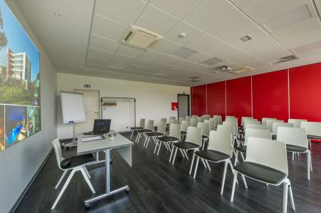 Salle de réunion équipée pour événement d'entreprise à l'Hôtel Athena à Strasbourg