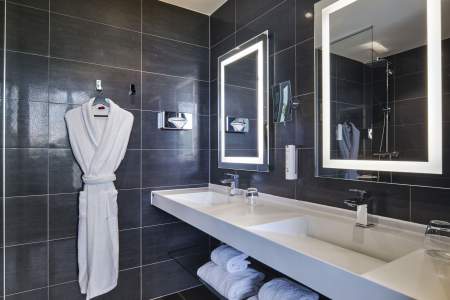 Salle de bain moderne à double vasque de l'Hôtel Athena Spa à Strasbourg