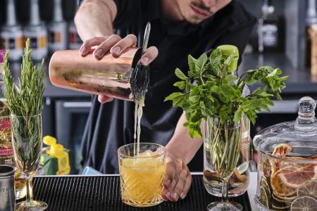 Préparation d'un cocktail au bar de l'Hôtel Athena Spa à Strasbourg