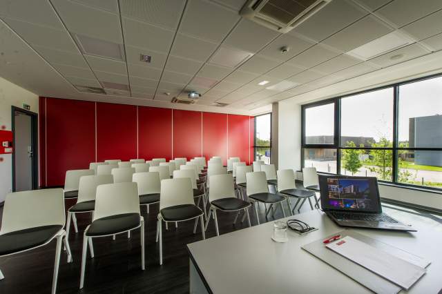 Meeting room with a red wall at Hôtel Athena Spa in Strasbourg
