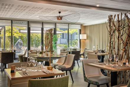 Restaurant du Bistro Athena avec baies vitrées à Strasbourg