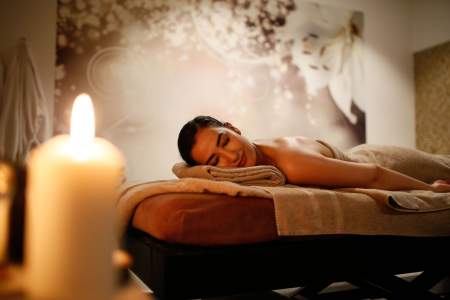 Soin détente en cabine de massage au spa de l'Hôtel spa Athena à Strasbourg