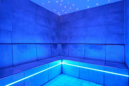 Hammam à l'ambiance bleutée du spa de l'Hôtel Athena Spa à Strasbourg