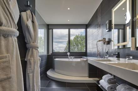 Salle de bain avec baignoire balnéo de l'Hôtel Athena Spa à Strasbourg