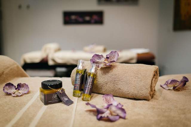 Towel and massage oils at the spa of Hôtel Athena Spa in Strasbourg