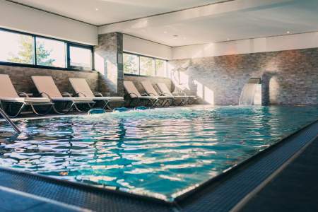 Piscine intérieure de l'Hôtel Athena Spa à Strasbourg
